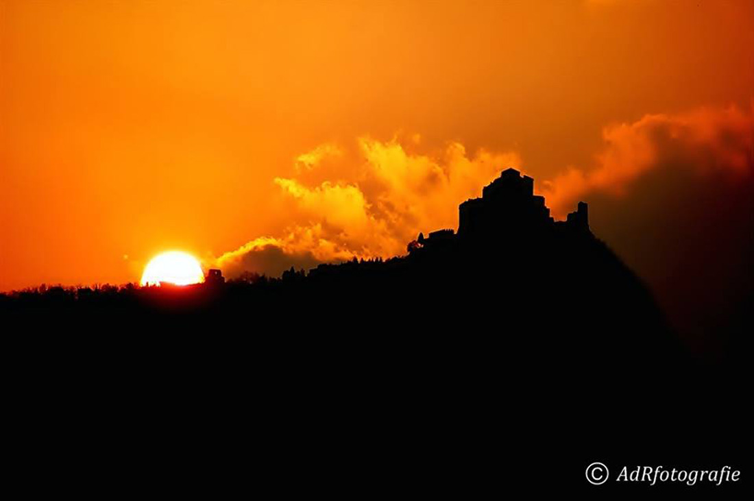 Il sole tramonta dietro alla Sacra di San Michele - 19.04.16 - #fotodelgiorno di Antonio de Ruvo